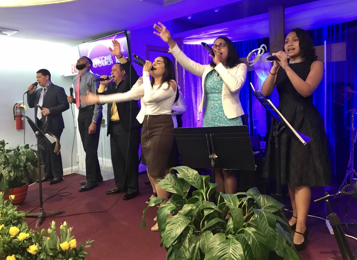 Congregación cantando coros e himnos