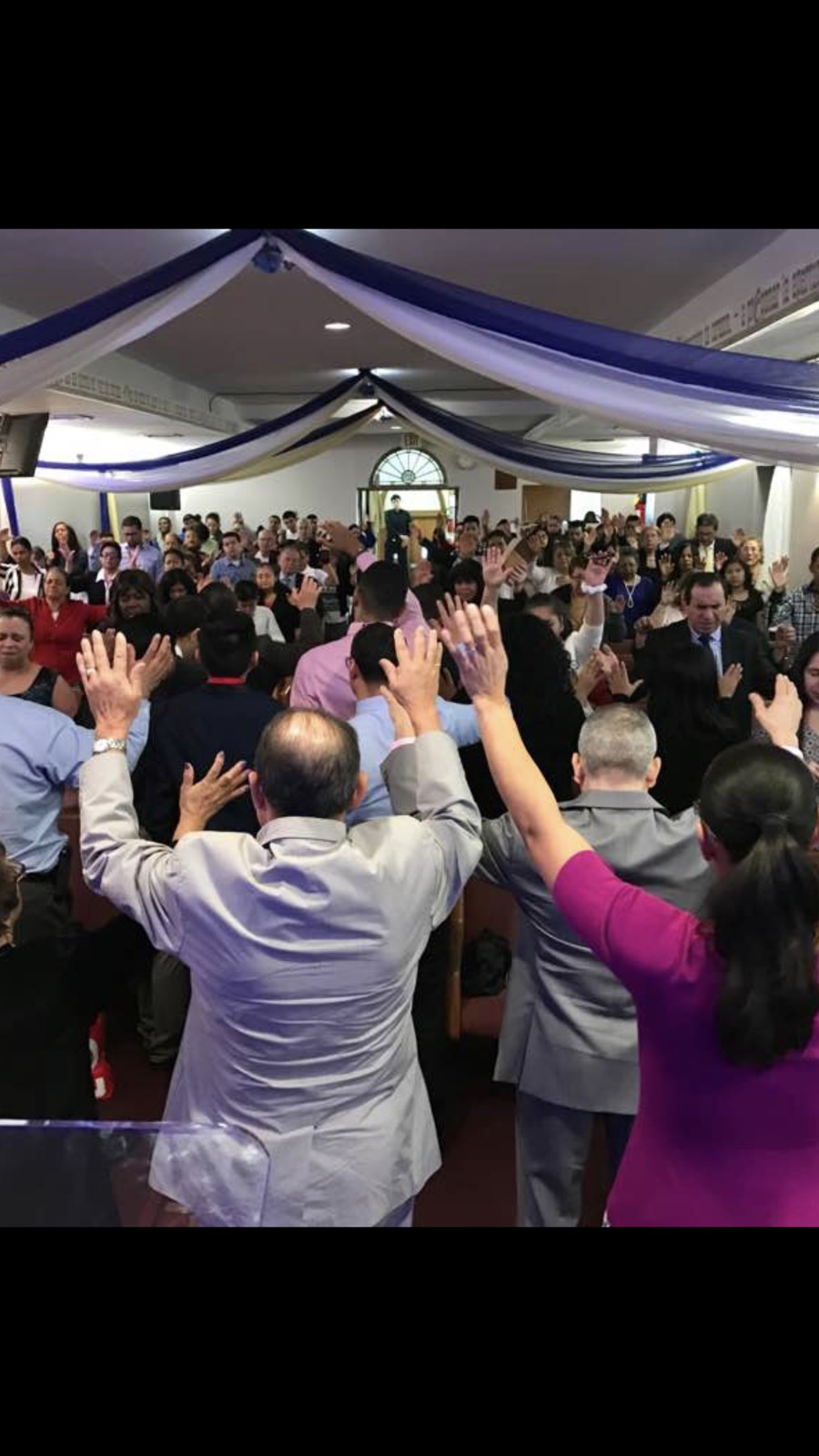 Congregación de pie adorando