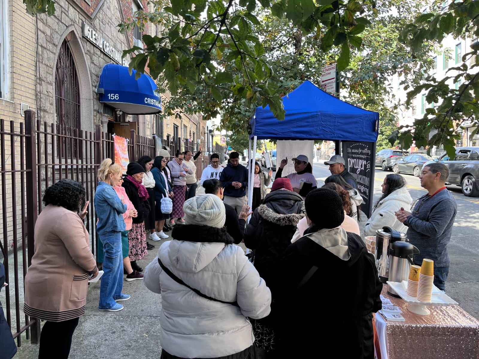 Congregación de pie adorando